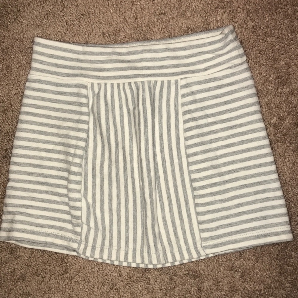 Girls grey and white striped skirt, size S (6/7)